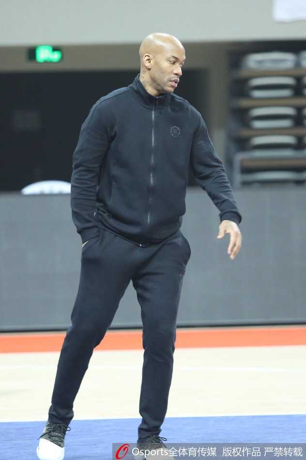 兰多夫在低位要球，绒帽遮住了耳朵，却遮不住他敏锐的听觉和队友的呼喊，他犹如一头在寒风中觅食的猛兽。