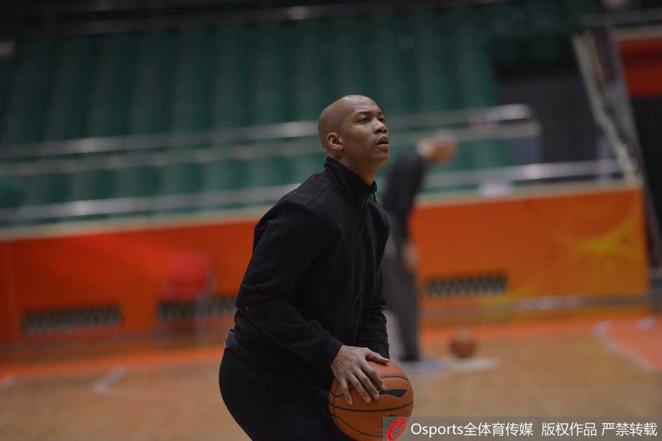 北控男篮全力备战齐鲁之行 兰多夫意外挂彩仍坚持训练 训练结束后,队医仔细检查兰多夫的鼻部伤势,确保他不会因这次小意外而影响到今晚的关键战役。