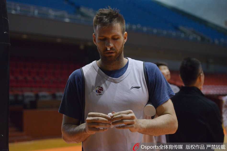 北控男篮全力备战齐鲁之行 兰多夫意外挂彩仍坚持训练 尽管鼻部受伤流血,兰多夫经过短暂治疗后依然坚持留在场上,眼神坚毅地参与接下来的训练。