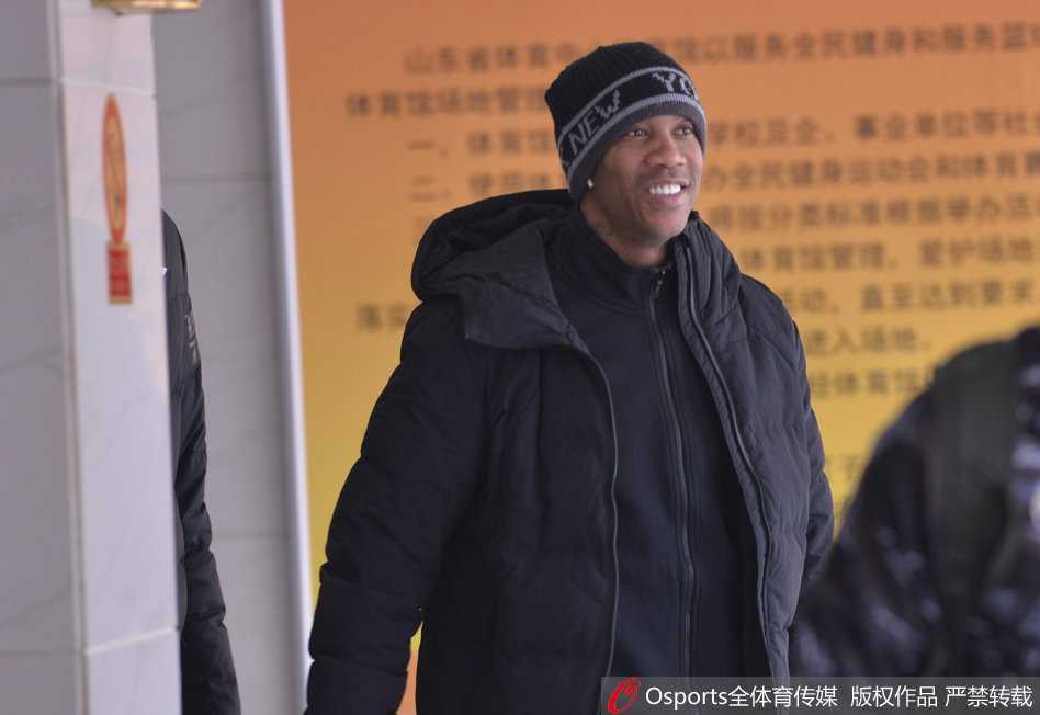 北控男篮全力备战齐鲁之行 兰多夫意外挂彩仍坚持训练 北控队其他队员在进行投篮热身训练,杨敬敏手感柔和,小将许梦君也在积极寻找外线准星。