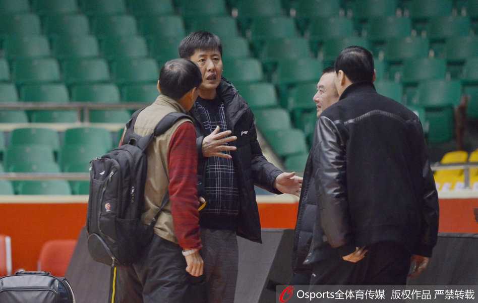 北控男篮全力备战齐鲁之行 兰多夫意外挂彩仍坚持训练 主帅丁伟指导在训练场边双手插兜,神情严肃地注视着场上队员的一举一动,思考着应对山东队的战术。
