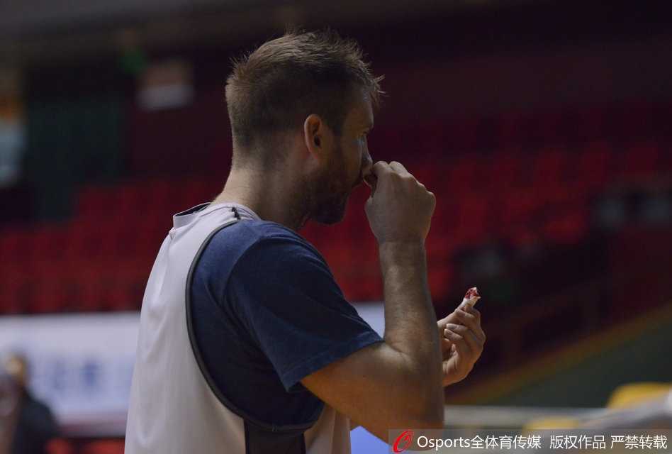 北控男篮全力备战齐鲁之行 兰多夫意外挂彩仍坚持训练 北控队核心马布里在训练中表情轻松,似乎在为即将到来的与山东队的恶战做着最后的准备。