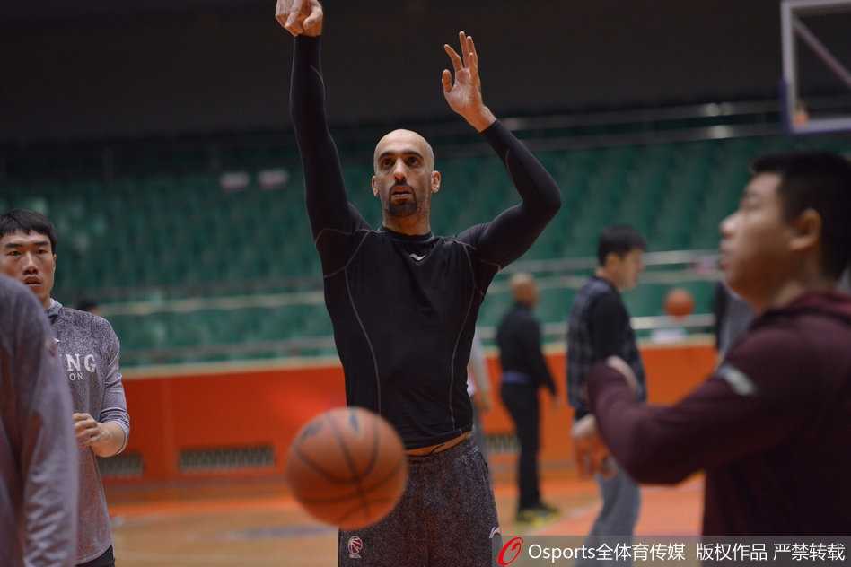 北控男篮全力备战齐鲁之行 兰多夫意外挂彩仍坚持训练 北控队内线支柱兰多夫在拼抢中面部受伤,鼻血染红球衣,队医紧急进场为其止血。