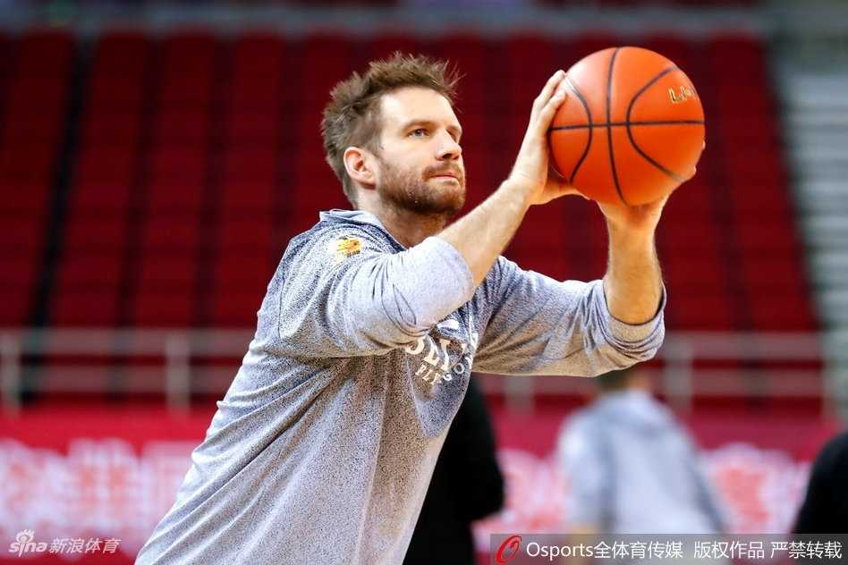 阿拉基在训练中高高跃起进行跳投,身旁的队友们正在卡位准备拼抢篮板