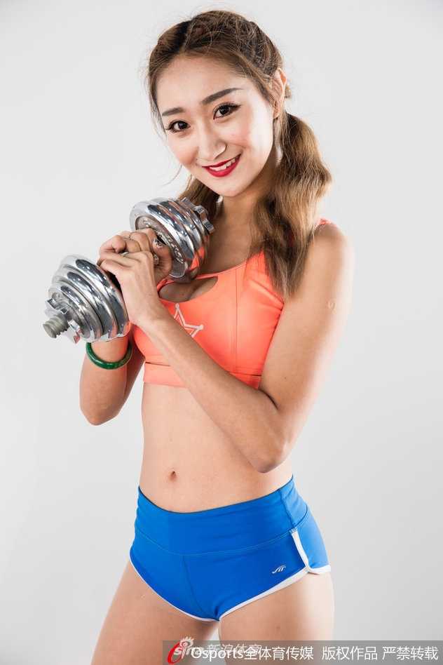 北控篮球宝贝哑铃写真 力与美诠释性感新定义 镜头拉近,宝贝额头渗出细汗,专注的眼神和紧实的马甲线,在哑铃的衬托下格外迷人