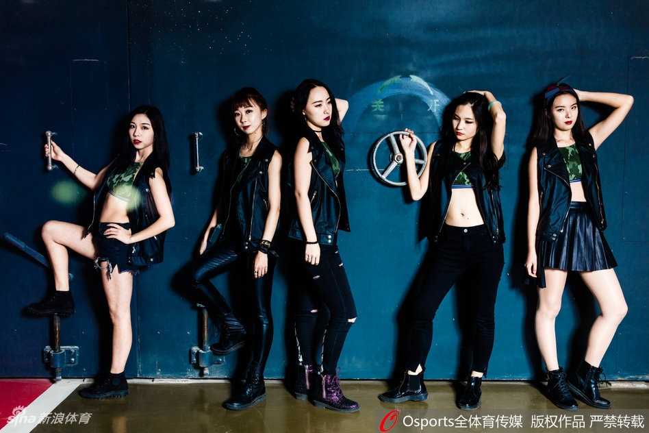 北控篮球宝贝新赛季写真:香车相伴,绽放力与美 画面中,几位宝贝围成一圈,将手叠放在一起,身后是流线型的豪车车头,仿佛在赛前进行着最后的加油打气,团队凝聚力十足。