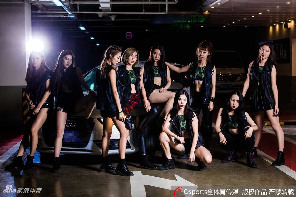 北控篮球宝贝新赛季写真:香车相伴,绽放力与美 镜头拉近,一位扎着高马尾的队员身穿白色短裙套装,在深色轿车前轻盈转身,裙摆飞扬的瞬间被摄影师精准捕捉,尽显动感活力。