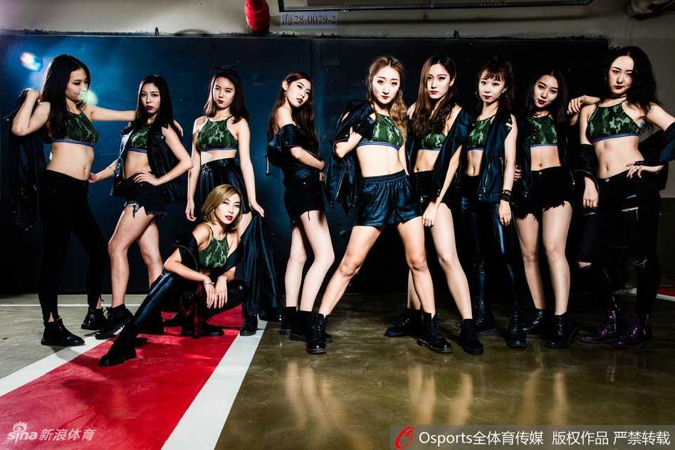 北控篮球宝贝新赛季写真:香车相伴,绽放力与美 最后一张大合影,所有啦啦队员围绕在一辆白色敞篷豪车周围,她们笑容灿烂,挥舞着手中的花球,整个画面洋溢着青春与热情,完美定格了新赛季的希冀。