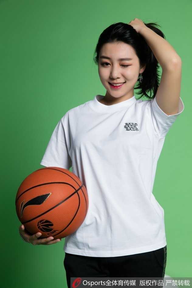 北控篮球宝贝灵动瞬间:俏皮 wink 绽放赛场活力 双手轻轻比出爱心手势置于眼前,女孩闭上一只眼俏皮瞄准,仿佛在用这个甜蜜的姿势向镜头那端的球迷发射一颗无形的“爱心子弹”,古灵精怪的模样令人忍俊不禁。