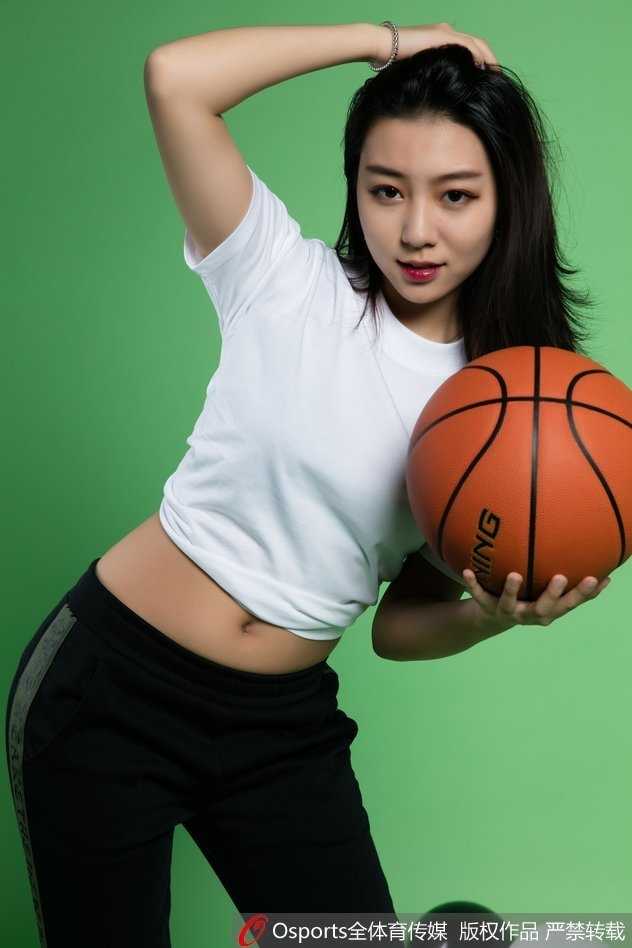 北控篮球宝贝灵动瞬间:俏皮 wink 绽放赛场活力 一手轻撩秀发,一手自然垂落,这位宝贝眼神中带着一丝狡黠的挑逗,嘴角微微上扬,自信的神采在飞扬的发丝间肆意流淌,展现出新时代女性的飒爽与妩媚。