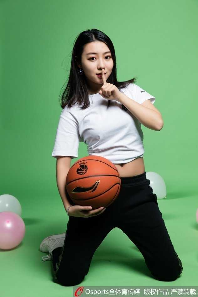 北控篮球宝贝灵动瞬间:俏皮 wink 绽放赛场活力 最后一张写真中,宝贝们排成一排,对着镜头做出各种搞怪又可爱的集体pose,有的比耶,有的嘟嘴,姐妹情深与青春的无敌活力在此刻定格,成为相机中最珍贵的画面。