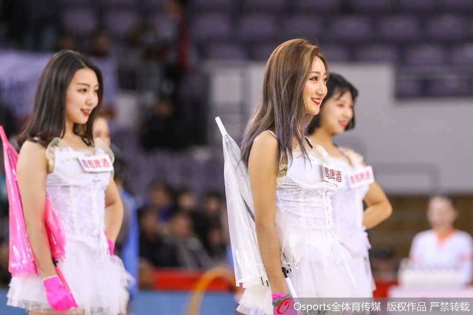 北控篮球宝贝:寒冬里的热舞,赛场边最靓丽的风景线 在比赛暂停的间隙,几位篮球宝贝正在场地中央进行热舞表演,她们的动作整齐划一,充满张力,身后巨大的记分牌和看台上密密麻麻的观众构成了她们最宏大的背景板。