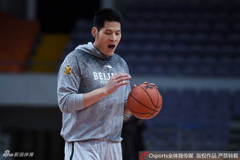 北控静待京城德比 老马轻装上阵迎旧主 运球推进中的马布里神情专注,眼神穿透防线,仿佛已经洞悉了对手下一步的防守漏洞,周身散发出指挥官的威严。