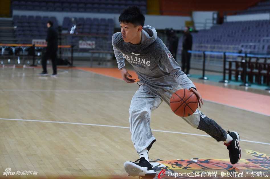 北控静待京城德比 老马轻装上阵迎旧主 训练进入尾声,马布里双手扶膝稍作喘息,目光依旧坚定,那份对胜利的执着与渴望,在冬日的暖阳中显得格外动人。