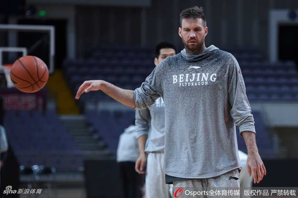 北控静待京城德比 老马轻装上阵迎旧主 队友们在场上激烈对抗,马布里却在一旁悠然自得地拉伸筋骨,这份闲庭信步的背后,是身经百战后的从容与睿智。