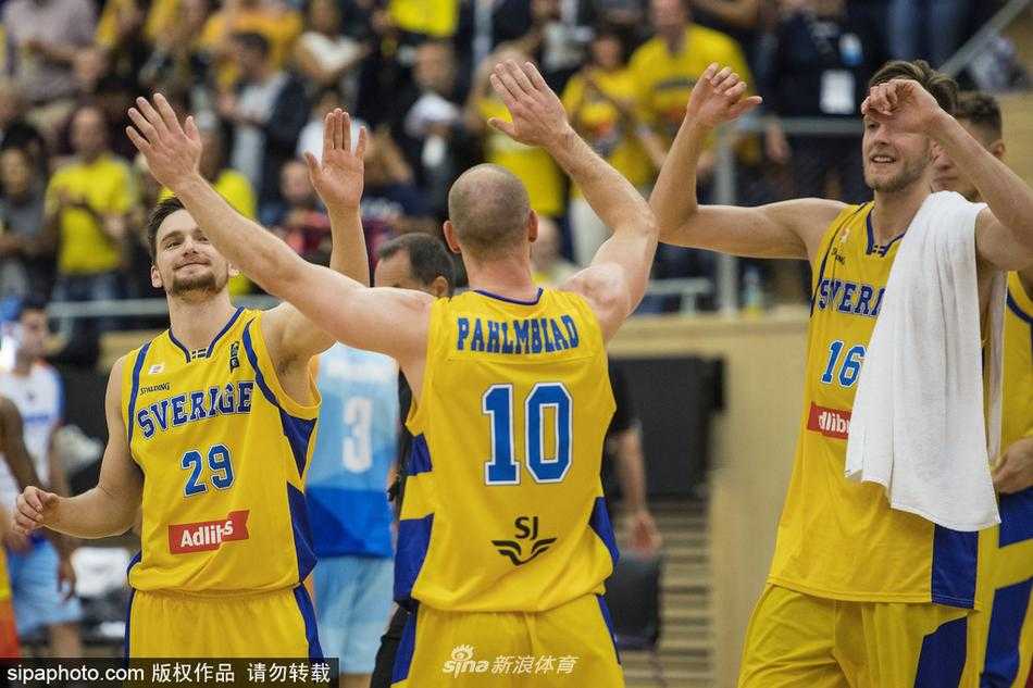 北欧海盗主场狂潮 瑞典大胜亚美尼亚迎世预赛首胜 瑞典队当家球星在比赛大局已定后,与队友在球场中圈激情撞胸庆祝,汗水挥洒在空中,映照出胜利后的狂喜与释放。