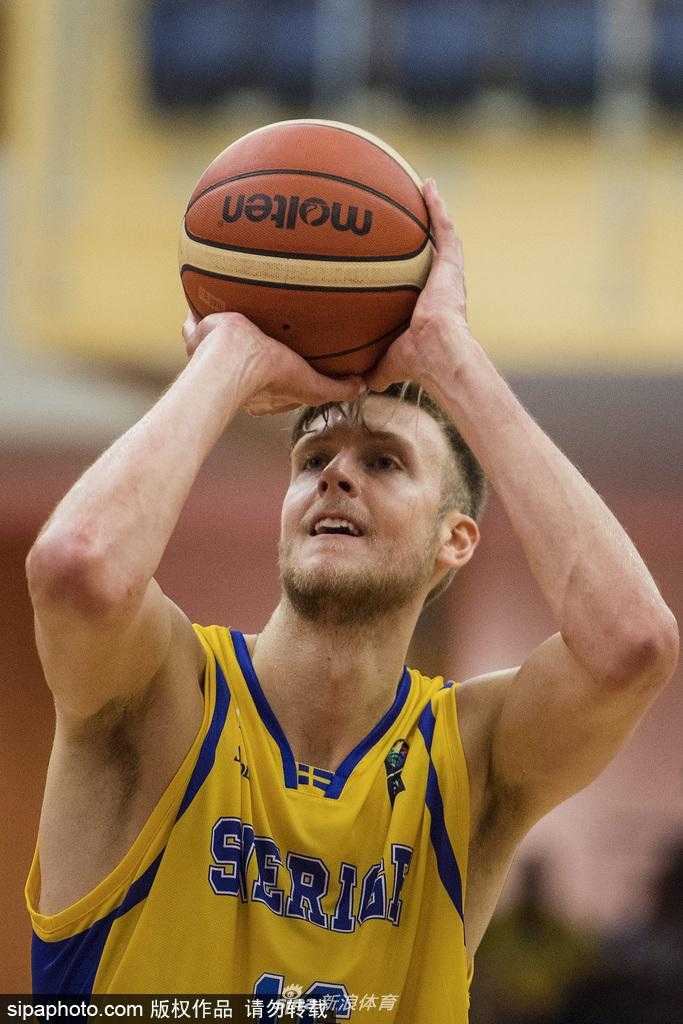 北欧海盗主场狂潮 瑞典大胜亚美尼亚迎世预赛首胜 双方球员在篮下为争抢篮板球纠缠在一起,肌肉碰撞声仿佛穿透屏幕,瑞典白人锋线与亚美尼亚黑塔手臂交织,寸土不让。