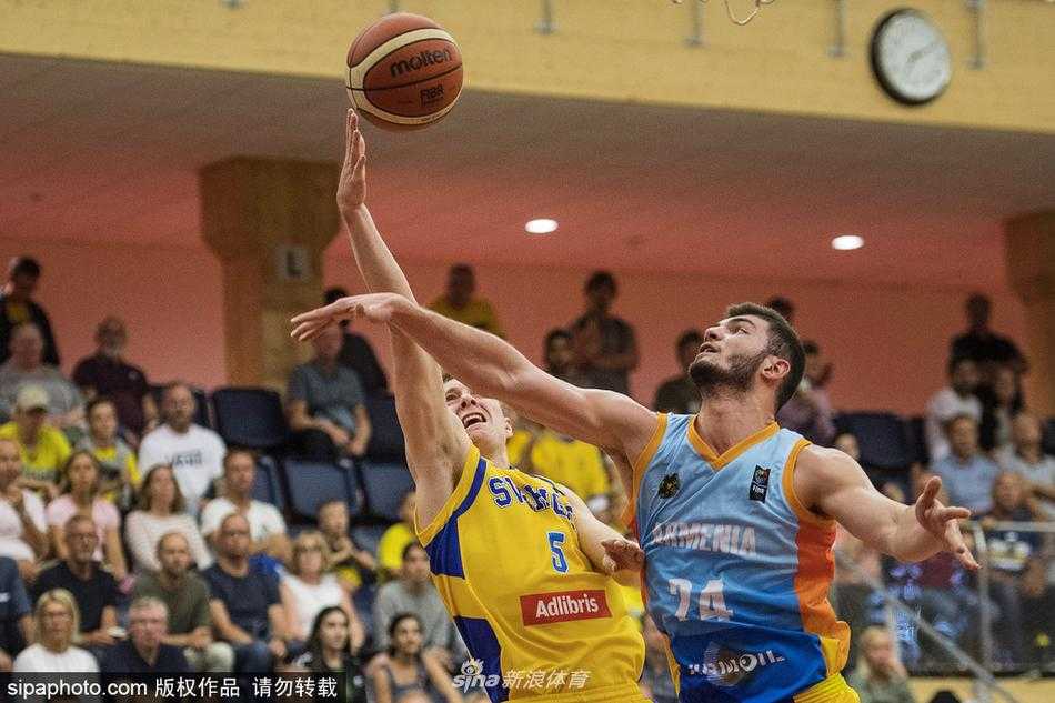 北欧海盗主场狂潮 瑞典大胜亚美尼亚迎世预赛首胜 瑞典队替补席在球队掀起进攻高潮时全员起立,挥舞着白色毛巾,场边教练组也激动地鼓掌,整个替补席化身欢乐的海洋。