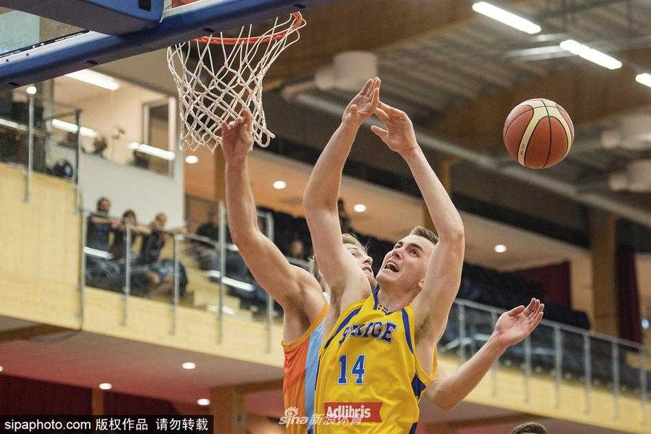 北欧海盗主场狂潮 瑞典大胜亚美尼亚迎世预赛首胜 瑞典队球员在乌普萨拉主场命中三分后,高昂着龙头,手指看台,与现场激情燃烧的球迷共同庆祝这记点燃全场的远投。