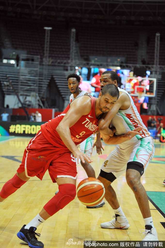 北非德比燃爆拉德斯,突尼斯力克摩洛哥挺进非洲杯决赛 座无虚席的拉德斯体育馆内,突尼斯球迷们挥舞着国旗,掀起人浪,声浪震天