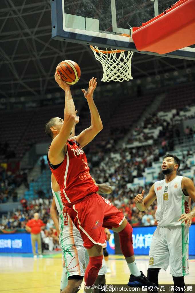 北非德比燃爆拉德斯,突尼斯力克摩洛哥挺进非洲杯决赛 突尼斯核心球员哈迪丹面对摩洛哥防守球员干拔三分,皮球划过一道完美的弧线空心入网