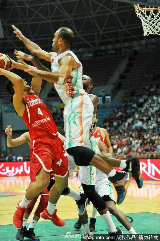 北非德比燃爆拉德斯,突尼斯力克摩洛哥挺进非洲杯决赛 突尼斯队球员在赛前围成一圈,怒吼着相互鼓劲,眼神中燃烧着对胜利的渴望