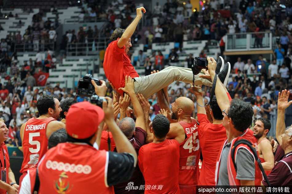 北非德比燃爆拉德斯,突尼斯力克摩洛哥挺进非洲杯决赛 尼日利亚队核心迪奥古在决赛中面对突尼斯双人包夹强行上篮,肌肉线条分明,力量感十足