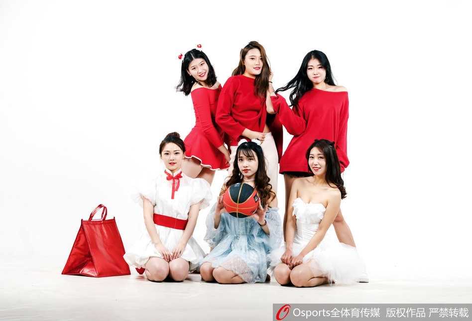 十二月里的一抹热火 山东高速篮球宝贝炫舞团靓影 在球员通道的入口处,这位宝贝回眸一笑,手中的绒球仿佛也沾染了她的喜悦,即便不是比赛时刻,她们也是最靓丽的风景。