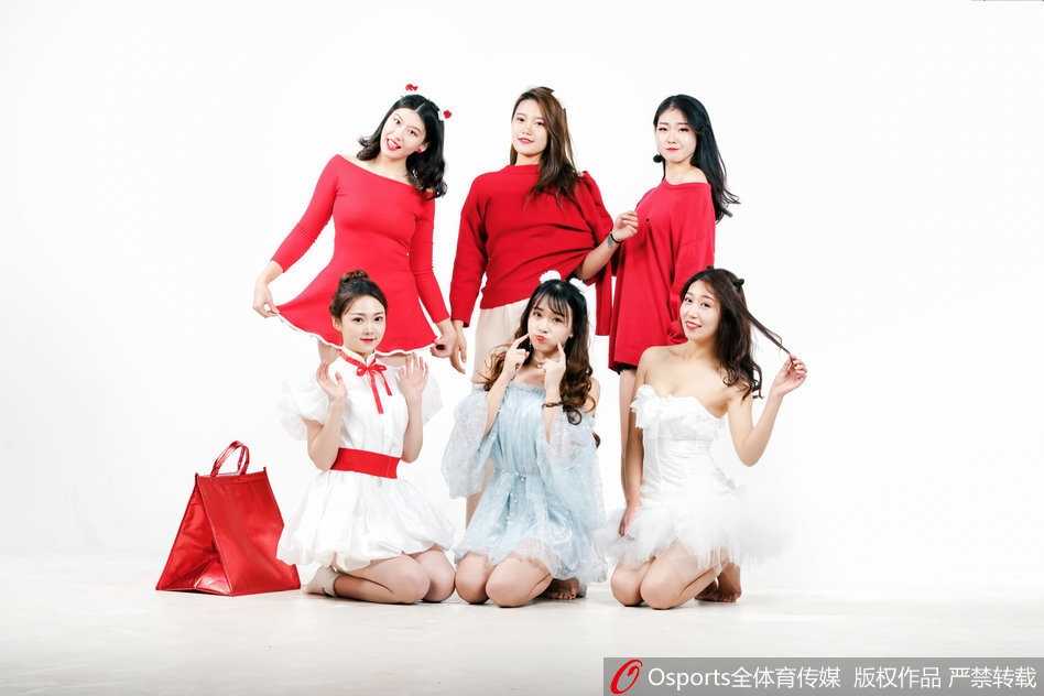 十二月里的一抹热火 山东高速篮球宝贝炫舞团靓影 伴随着动感的鼓点,炫舞团VC的队员们扎着清爽的马尾,身着粉色战袍在球场中央绽放,她们的笑容仿佛能融化寒冬。