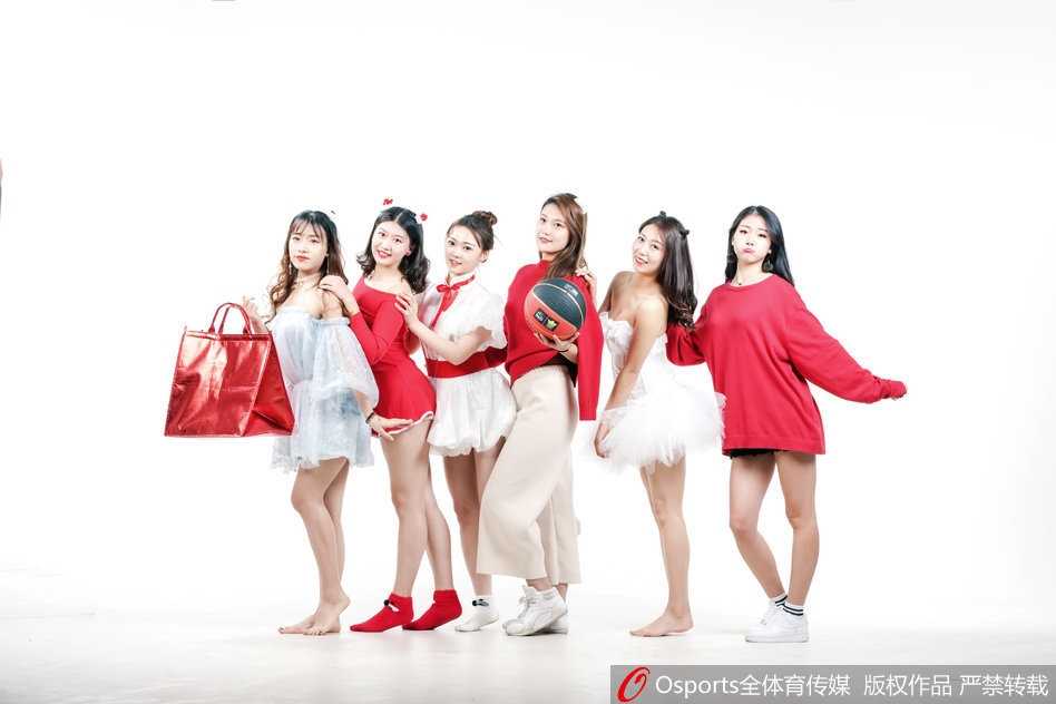 十二月里的一抹热火 山东高速篮球宝贝炫舞团靓影 训练结束后,这位扎着丸子头的可爱女生面对镜头露出了孩子气的顽皮表情,让人看到她们褪去舞台光环后真实又可爱的一面。