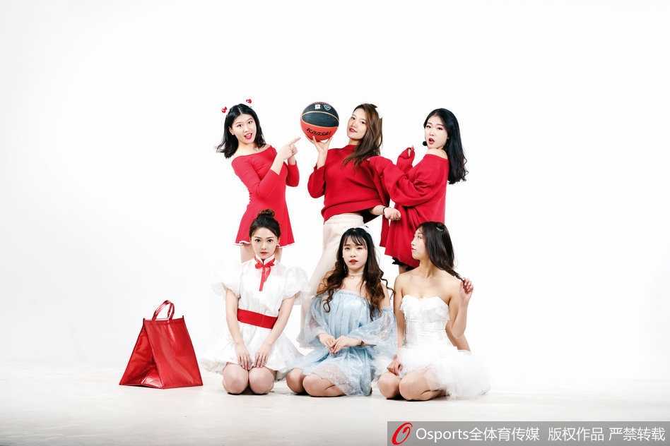 十二月里的一抹热火 山东高速篮球宝贝炫舞团靓影 即使是练习的间隙,姑娘们聚在一起也散发着满满的元气,这种不加修饰的青春活力比任何华丽的辞藻都更加动人。