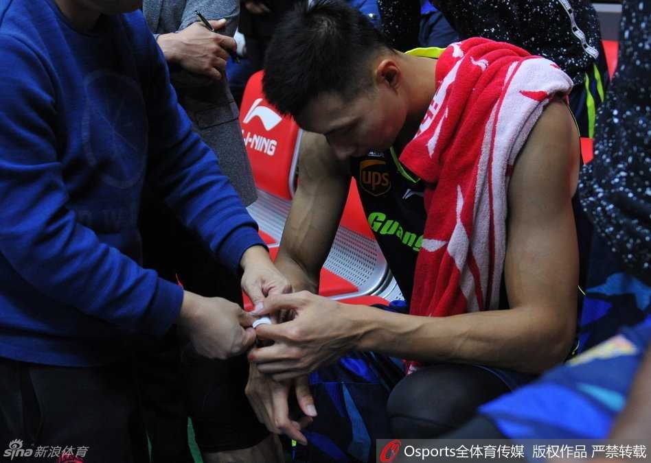 簡單包紮後，阿聯坐在板凳席末端，目光呆滯地看著場上，心情久久無法平靜。