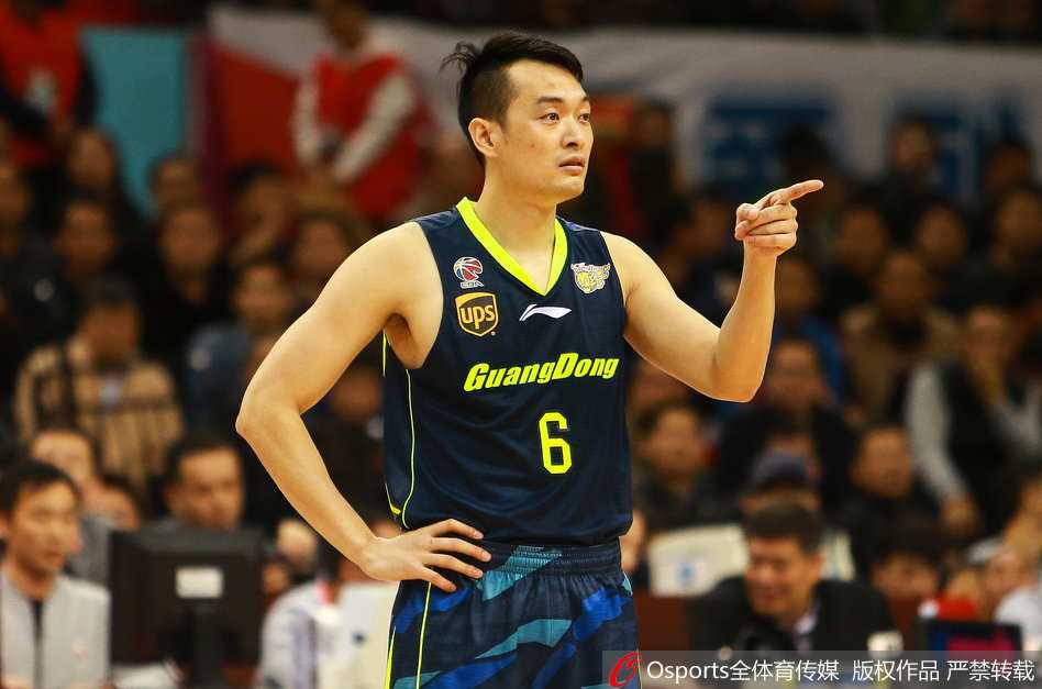 半决赛激战深圳下起三分雨 广东宏远客场吞苦果 广东队核心易建联带球强行突破,尽管受到膝伤困扰移动受限,但他依然凭借出色的技术晃过防守,展现出领袖的担当。