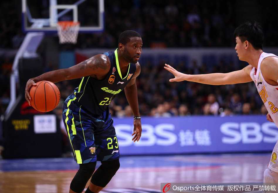 半决赛激战深圳下起三分雨 广东宏远客场吞苦果 广东外援唐纳德-斯隆面对严防死守,压低重心全力运球突破,试图撕开深圳队的防线,为队友创造得分机会。
