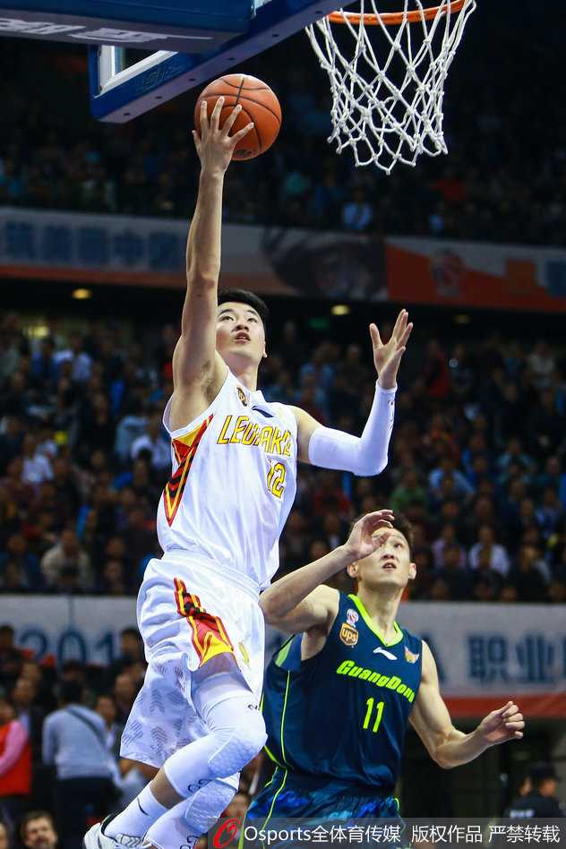半决赛激战深圳下起三分雨 广东宏远客场吞苦果 广东队任骏飞犹如一辆坦克般强行突破上篮,在身体对抗中动作变形,但仍奋力将球抛出,展现了极强的攻击欲望。