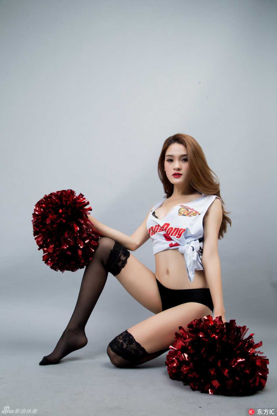 华南虎主场绽放巾帼红,篮球宝贝舞动东莞燃爆逆袭希望 赛场边,几位篮球宝贝面对镜头展现出自信从容的微笑,她们手拿助威花束,在总决赛的聚光灯下,成为了“华南虎”主场最靓丽的风景线。