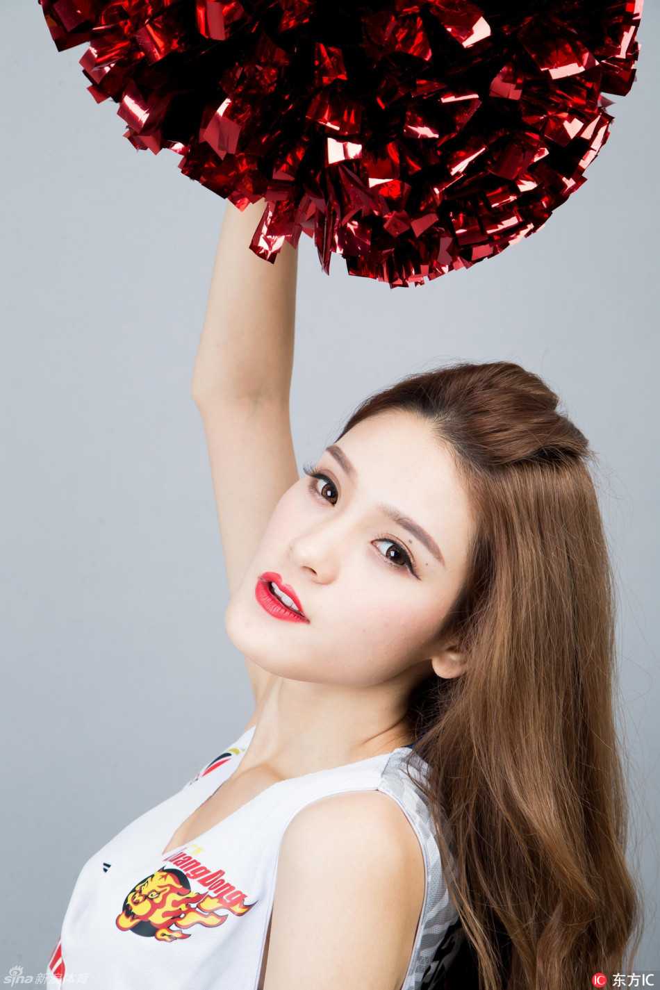 华南虎主场绽放巾帼红,篮球宝贝舞动东莞燃爆逆袭希望 镜头捕捉到一位篮球宝贝正在全情投入地表演,手中的花球划出银色弧线,她专注的神情仿佛也在进行一场关于美丽与激情的总决赛。