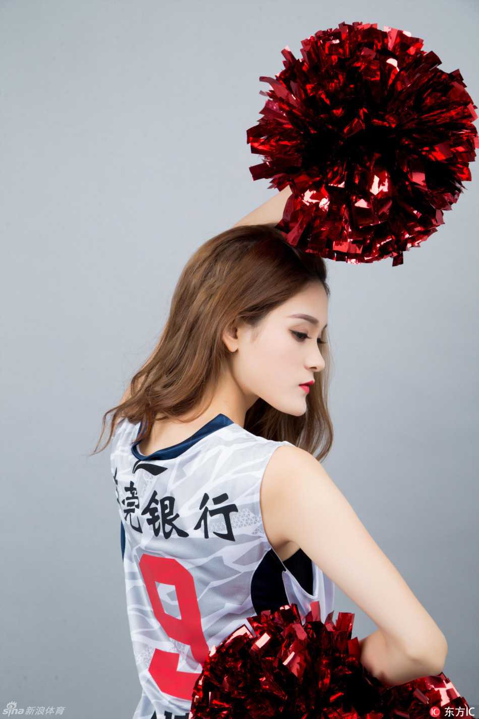 华南虎主场绽放巾帼红,篮球宝贝舞动东莞燃爆逆袭希望 球场中央,多名身穿白色上衣的篮球宝贝排成整齐队列,随着动感音乐挥舞手臂,她们身后是巨大的华南虎队徽,这一刻她们是守护主队荣耀的美丽使者。