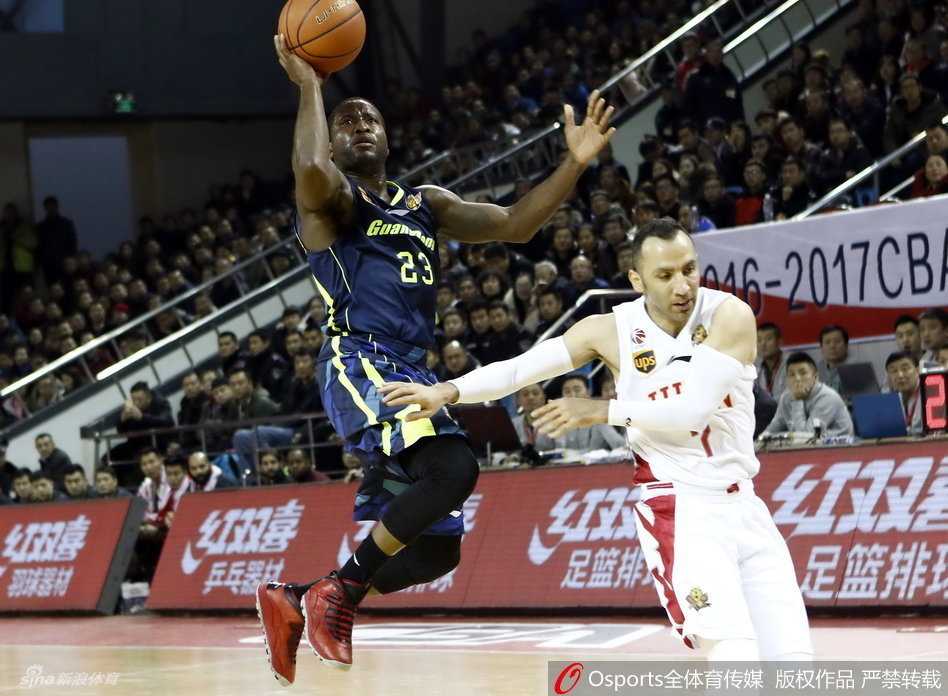 斯隆面对两人包夹毫无惧色，运球强行突破，人缝中寻找生机