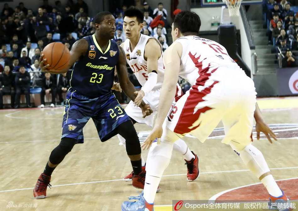 周鹏持球强行突破上篮，身体对抗后依然保持平衡，将球稳稳送出