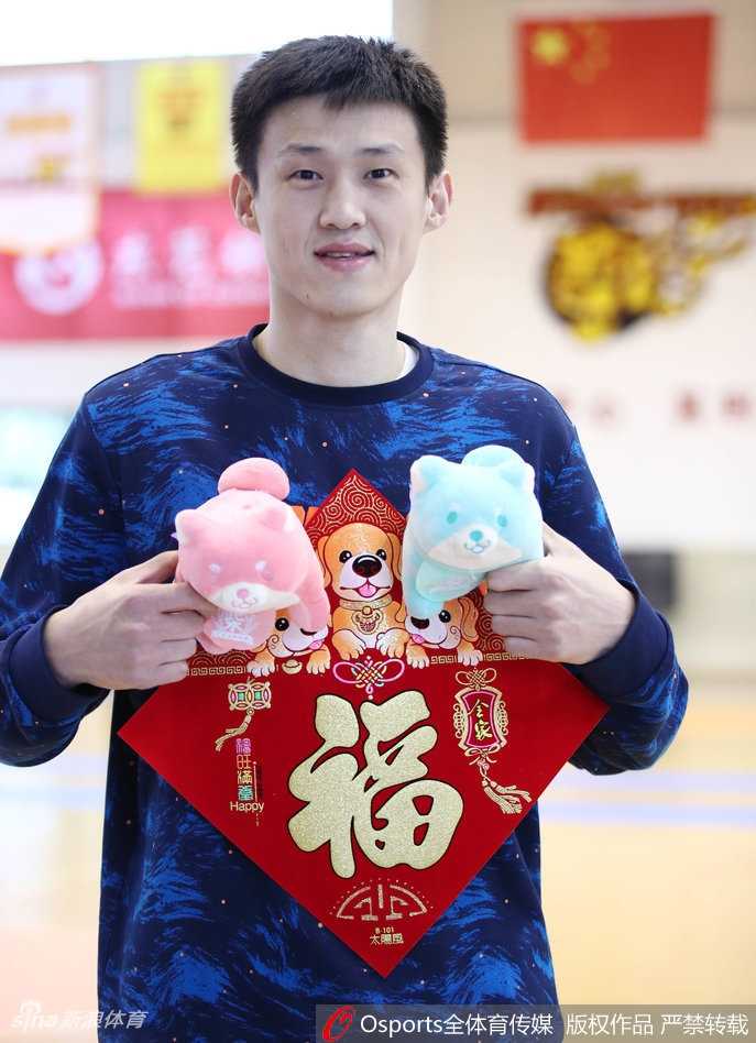 朱芳雨与易建联并肩而立，作为广东篮球两代领军人物的他们无需多言，坚毅的侧脸便已写满了传承与守护球队荣耀的决心。