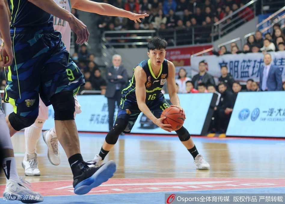 福建队外援哈里斯面对易建联的长臂干扰，依然果断出手，篮球在空中划出一道美妙的弧线直奔篮筐