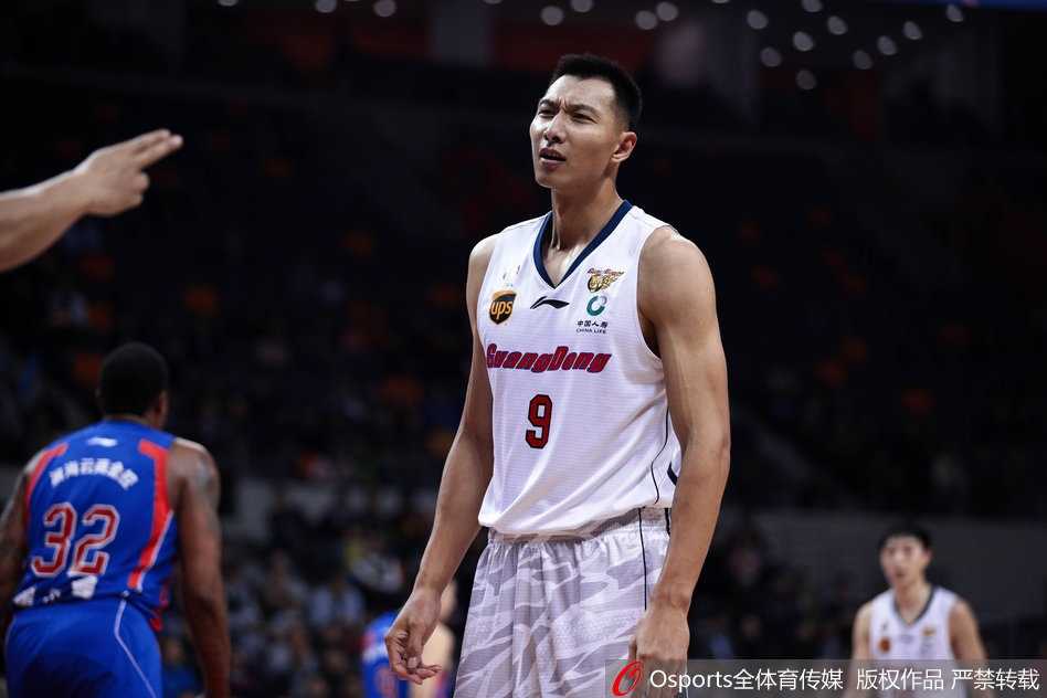 队长周鹏在三分线外接到队友传球，面对扑防而来的天津球员，他眼神坚毅，没有丝毫犹豫，手起刀落，篮球划出一道美妙的弧线空心入网，这一球也彻底浇灭了对手第二节的反扑气焰。