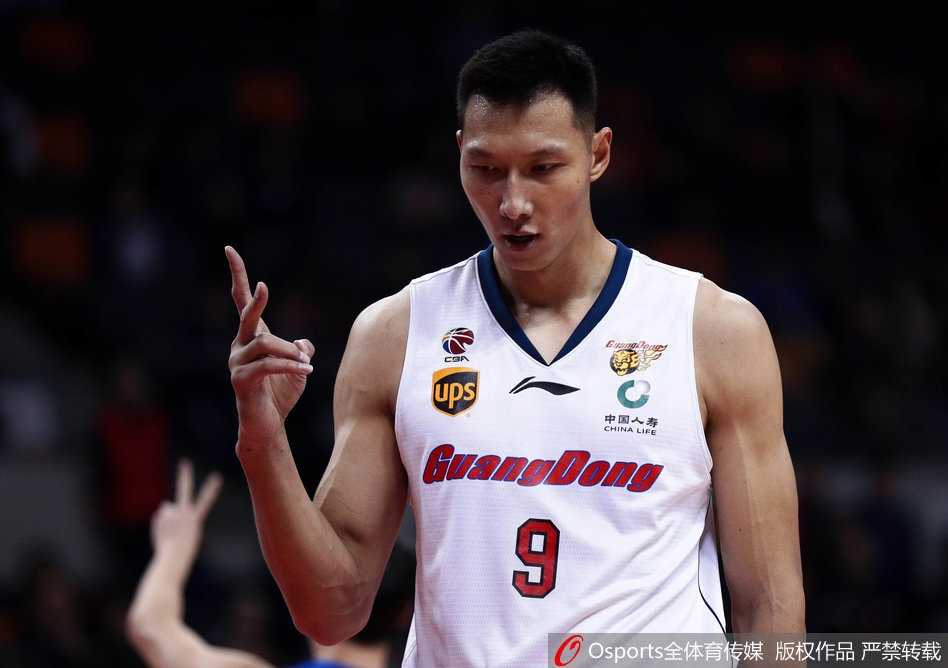 比赛开场哨响，身穿红色战袍的广东队如同火焰席卷球场，易建联在天津队双人包夹的缝隙中高高跃起，用一记标志性的中投为球队首开纪录，瞬间点燃了主场观众的激情。