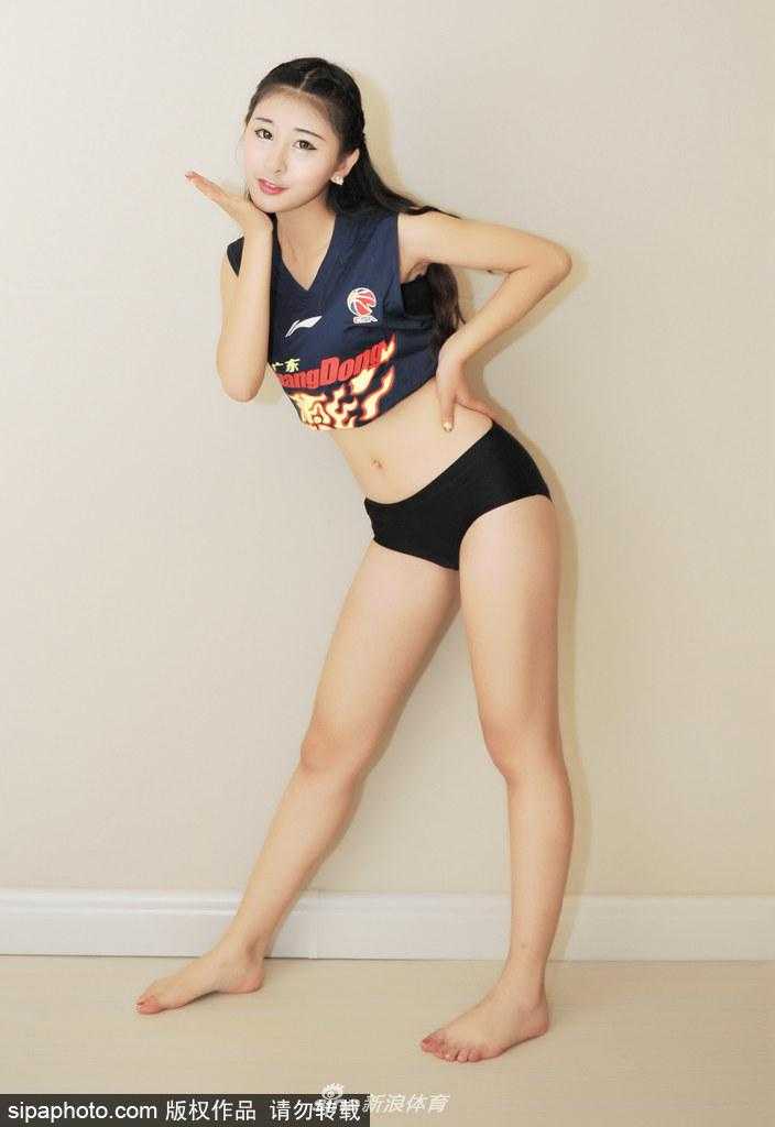 宏远篮球宝贝身姿挺拔，眼神坚定望向远方，身后仿佛就是那万人欢呼的赛场，青春的力量呼之欲出。