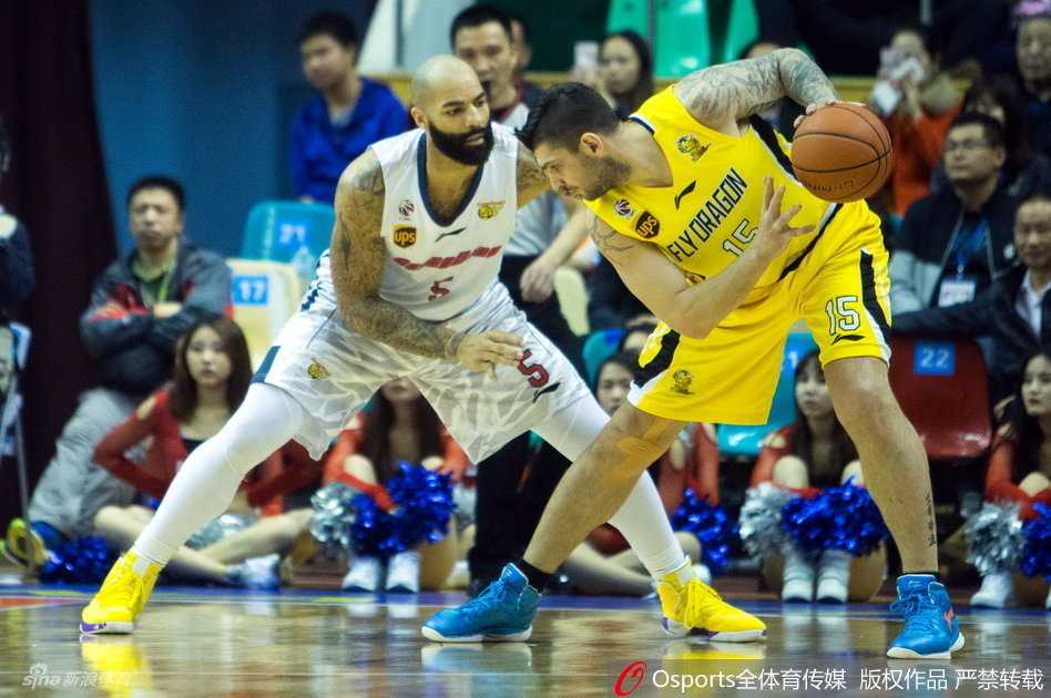 斯隆迎着防守球员强行起跳，在空中完成高难度抛投，篮球划出一道美丽的弧线飞向篮筐。