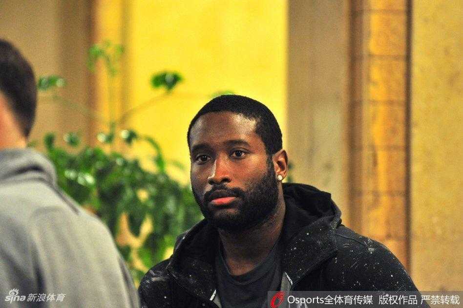 外援斯隆戴着耳机，背着双肩包，低调地随着人流前行，他将是广东队在后场指挥交通的大脑，冷静而致命。