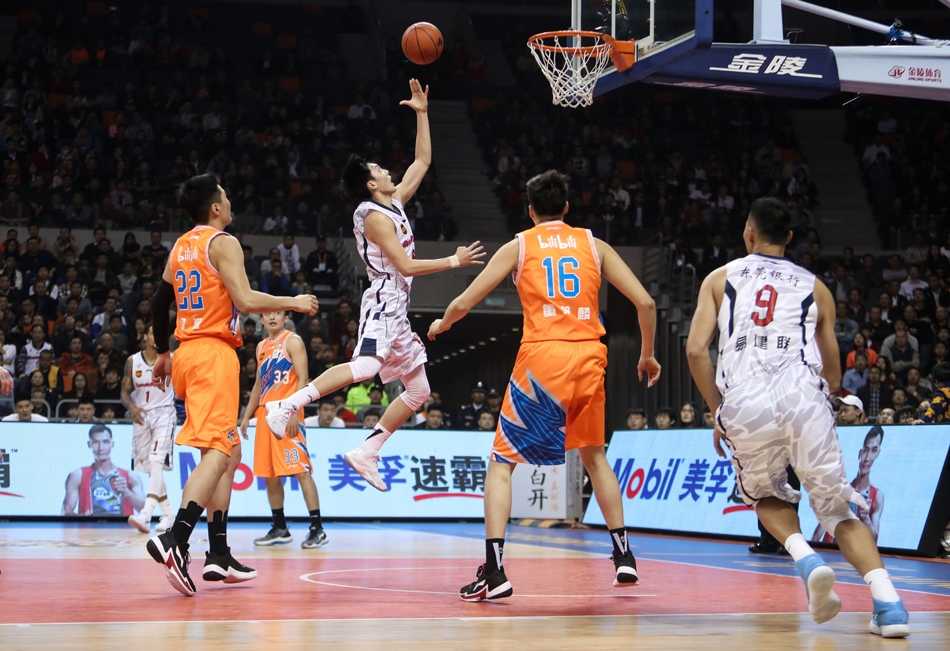 面对上海队明纳拉斯的贴防，易建联用标志性的金鸡独立跳投从容应对