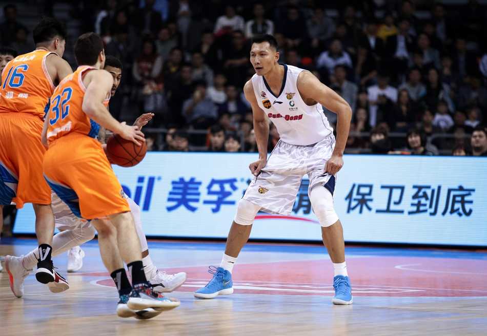 周湛东奋力拼抢地板球，他的每一次积极拼抢都为广东队赢得了宝贵的进攻机会