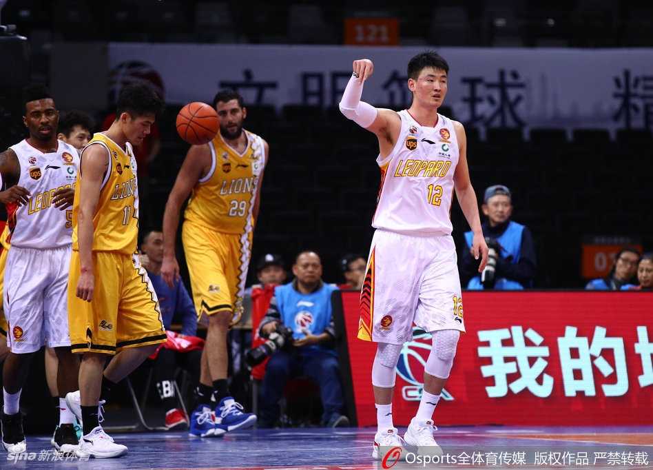 广厦老将林志杰用鬼魅般的突破撕开深圳防线，他的经验与冷静在关键时刻成为年轻队员最坚实的后盾。